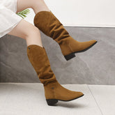 Botas de vaca usadas de dos maneras